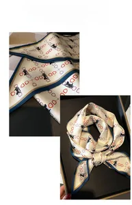 Détail d'un foulard en soie avec motifs de chaînes et calèches sur un coffret noir