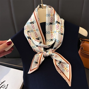 Foulard élégant en soie avec motifs de calèche et bordures contrastées sur un pull