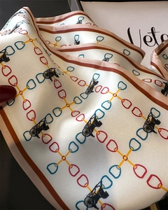 Détails de l'écharpe en satin de qualité avec motifs classiques de calèche et chaînes