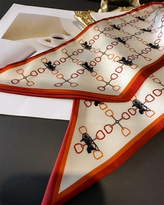 Vue détaillée de l'écharpe en soie double épaisseur avec motif chaîne et bords orange