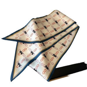 Élégant foulard en soie blanc avec imprimé chaînes et calèches et bordure bleu marine