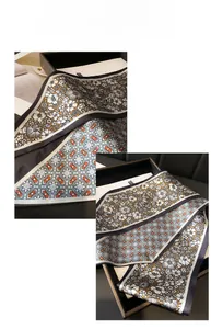 Détail d'un foulard étroit en soie double face avec motifs floraux vintage et étoiles