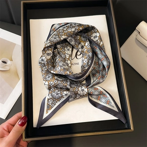 Élégant foulard étroit en soie à motif floral noir et jaune noué en un joli nœud