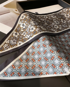 Détail de foulards en satin avec coutures fines et textures de tissu lisses