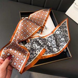 Foulard étroit en soie double face avec motif d'étoiles bleues et fleurs noires