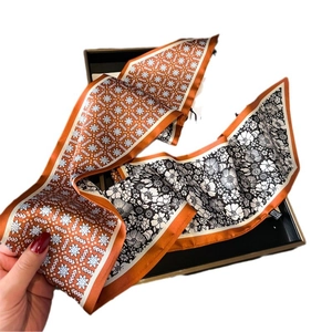 Foulard étroit en soie aux motifs étoilés et floraux sur boîte cadeau noire