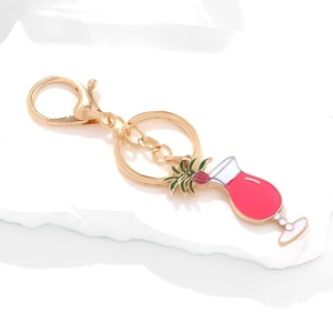 Emaille Cocktailglas Schlüsselanhänger mit rosa Anhänger und goldenem Karabiner