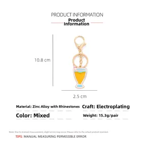 Détail montrant les dimensions du porte-clés cocktail émaillé de 10,8 cm par 2,5 cm environ