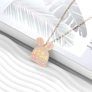Collier pendentif lapin doré avec perles blanches et gravure Happy Easter pour femme