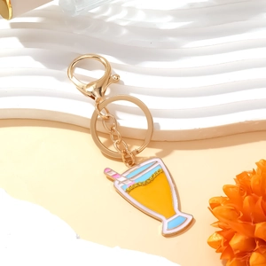 Porte-clés verre à cocktail en émail, motif jus jaune et décoration de strass brillants