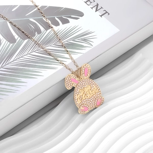 Collier avec pendentif lapin de Pâques doré orné de perles et gravure Happy Easter