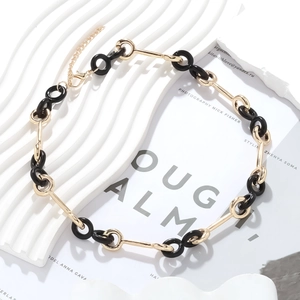 Collier minimaliste à maillons géométriques dorés et noirs avec fermoir