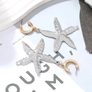 Orecchini a forma di stella marina a C con texture argento martellato e cerchio dorato