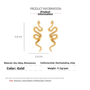 Dettaglio orecchini a serpente dorati con dimensioni 5.6x3.4cm e peso di 11.5g