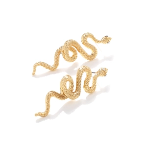 Dettaglio orecchini a serpente con texture a squame dorate e occhi in zircone
