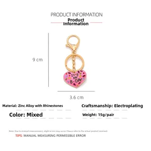Vue détaillée du porte-clés cœur en émail rose avec texte It's My B-Day et strass