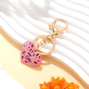 Porte-clés cœur en émail rose avec texte It's My B-Day et motifs colorés