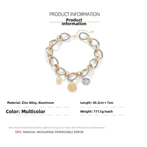 Details einer klobigen Gliederkette mit Vintage-Münzanhängern und strukturierten Seilgliedern