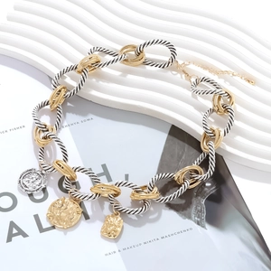 Retro-Kette mit Münzanhängern und texturierten, groben Gliedern im Materialmix