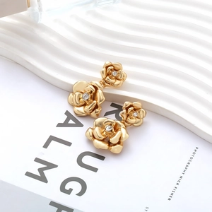 Boucles d'oreilles vintage fleurs 3D dorées avec cristaux et design floral rétro