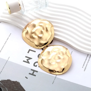 Chic hammered gold uneven flower stud earrings with a glossy luxury metallic texture