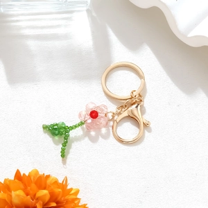 Handgefertigter Schlüsselanhänger mit Kristallblume, rosa Blättern und goldenem Verschluss