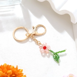 Handgemachter Kristall-Blumenanhänger mit rosa Perlen, grünen Blättern und goldener Schließe