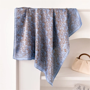 Detailaufnahme des hellblauen Satin-Halstuchs mit Paisley-Muster und elegantem Glanz-Finish