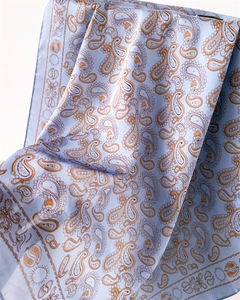 Detailansicht des hellblauen Satin-Halstuchs mit orangefarbenem Paisley-Muster