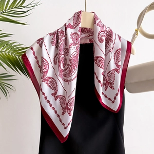 Klassisches rotes Seidenimitat-Halstuch mit Paisleymuster und weißer Handtasche