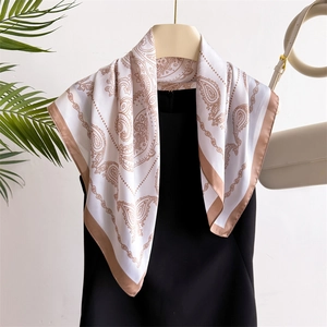 Vintage-Satin-Halstuch mit Paisleymuster in Creme und Beige auf schwarzem Kleid