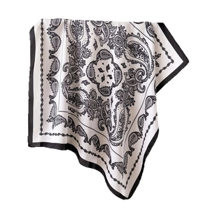 Klassisches quadratisches Seidentuch mit schwarz-weißem Paisley-Muster in Faltenwurf