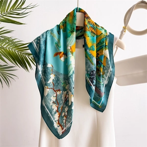 Elegante foulard in raso 70cm con stampa floreale drappeggiato su manichino in abito bianco