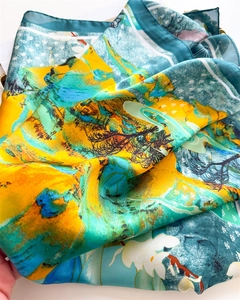 Dettaglio di un foulard in seta con stampe di paesaggi e fiori in stile tradizionale