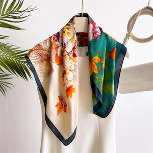 Elegante foulard di seta 70cm con foglie di ginkgo gialle e stampe floreali verdi