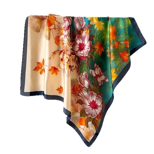 Foulard quadrato in seta floreale 70cm con fiori rosa e motivo di foglie di ginkgo