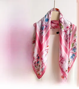 Détail du foulard en soie avec imprimés marguerites et rayures géométriques roses