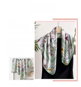 Détails d'un foulard en soie aux motifs de marguerites avec bordures géométriques
