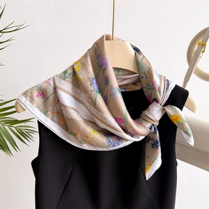 Foulard en soie champagne à fleurs et libellules porté sur un haut noir sans manches