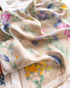 Détail d'un foulard en soie élégant avec imprimés floraux et libellules champagne