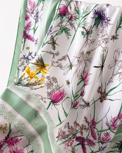 Détail d'un foulard en soie avec imprimés marguerites et motifs libellules