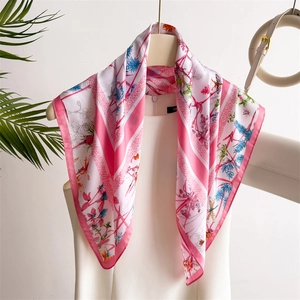 Carré de soie rose à rayures et motifs floraux avec libellules pour femmes élégantes
