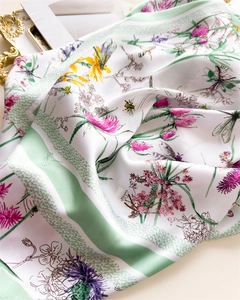 Vue détaillée d'un foulard en soie avec imprimés marguerites et texture fluide