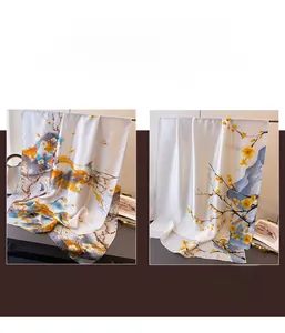 Détails de la texture en satin de soie avec motifs artistiques de peinture florale à l'encre
