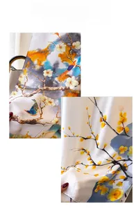 Gros plan détaillé de l'imprimé fleurs et oiseaux sur foulard en soie blanche et jaune
