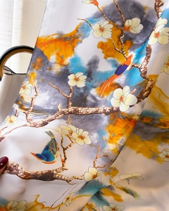 Gros plan détaillé du foulard en soie avec motifs de fleurs à l'encre et texture lisse