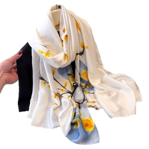 Écharpe en soie aux motifs floraux jaunes et bleu ciel avec design élégant à l'encre