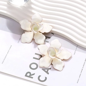 Boucles d'oreilles fleurs en émail blanc avec détails dorés élégants style vacances