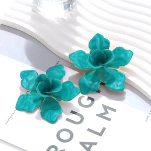 Détails de boucles d'oreilles fleurs en émail turquoise avec bords dorés multicouches