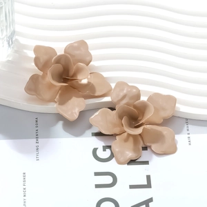 Boucles d'oreilles fleurs en émail beige mat avec design de pétales à plusieurs couches